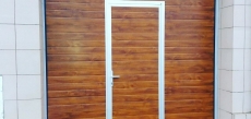 USA SECTIONALA KINGSPAN LxH 3000x2500/ LxH 3000x2440 Stejar Auriu panou linii cu usa pietonala