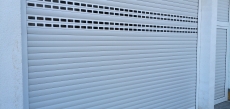 OFERTA SPECIALA - USA RULOU lamele 77 lxh 4000x4000 (daca e montat aplicat inseamna gol 3800x3550) la 6990 lei, electrica!